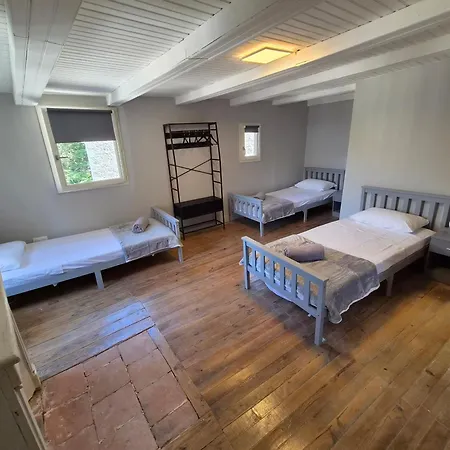 16 Chemin De Compostelle Hostel *